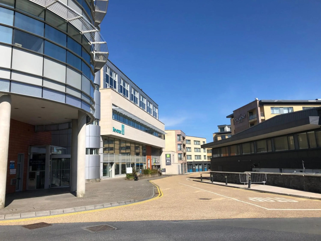 Geata na Cathrach - Galway Lakeside Apartments