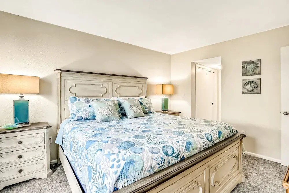 Oceanfront Condo With Pool, Grill, Central AC, Washer/dryer, & Snowbird Friendly