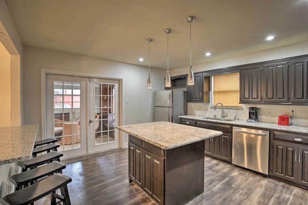 Game Room & Private Pool: Richardson Retreat