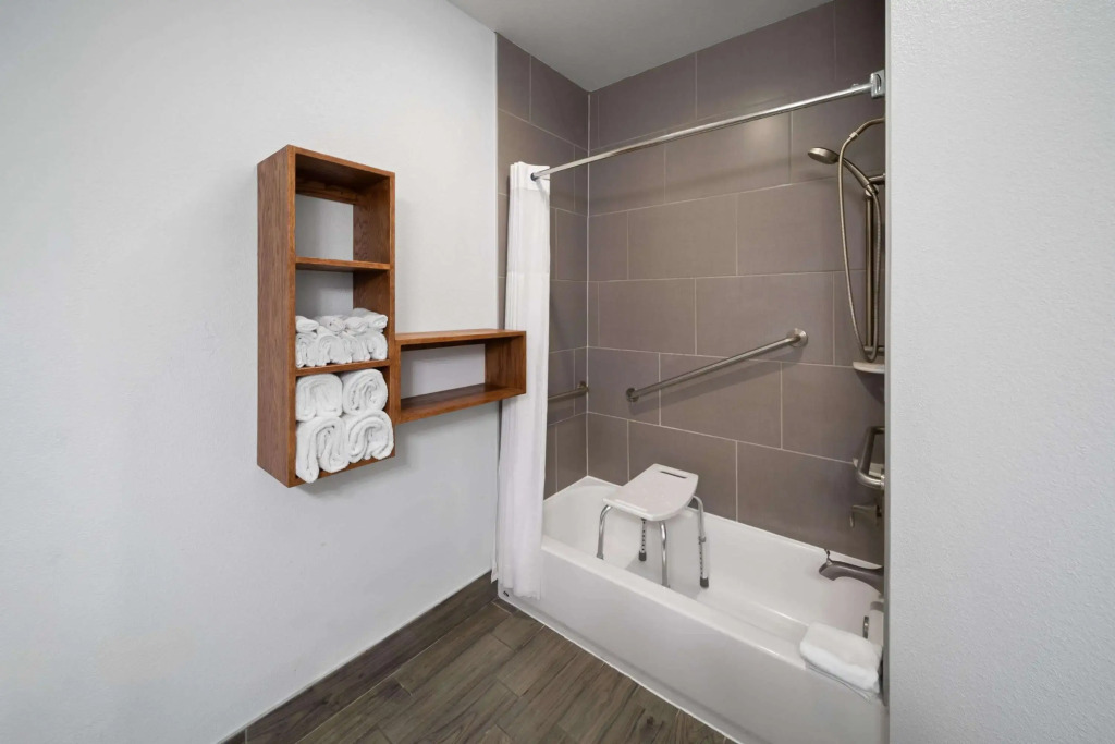 Days Inn & Suites by Wyndham Lubbock Medical Center
