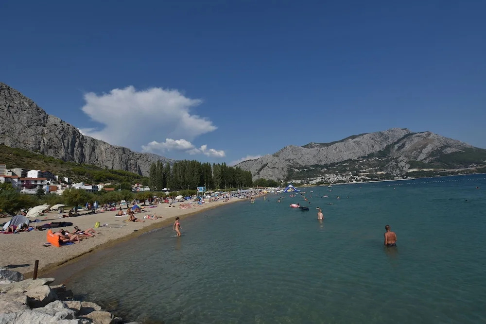 Omiš Duće sandy beach apartments Mare