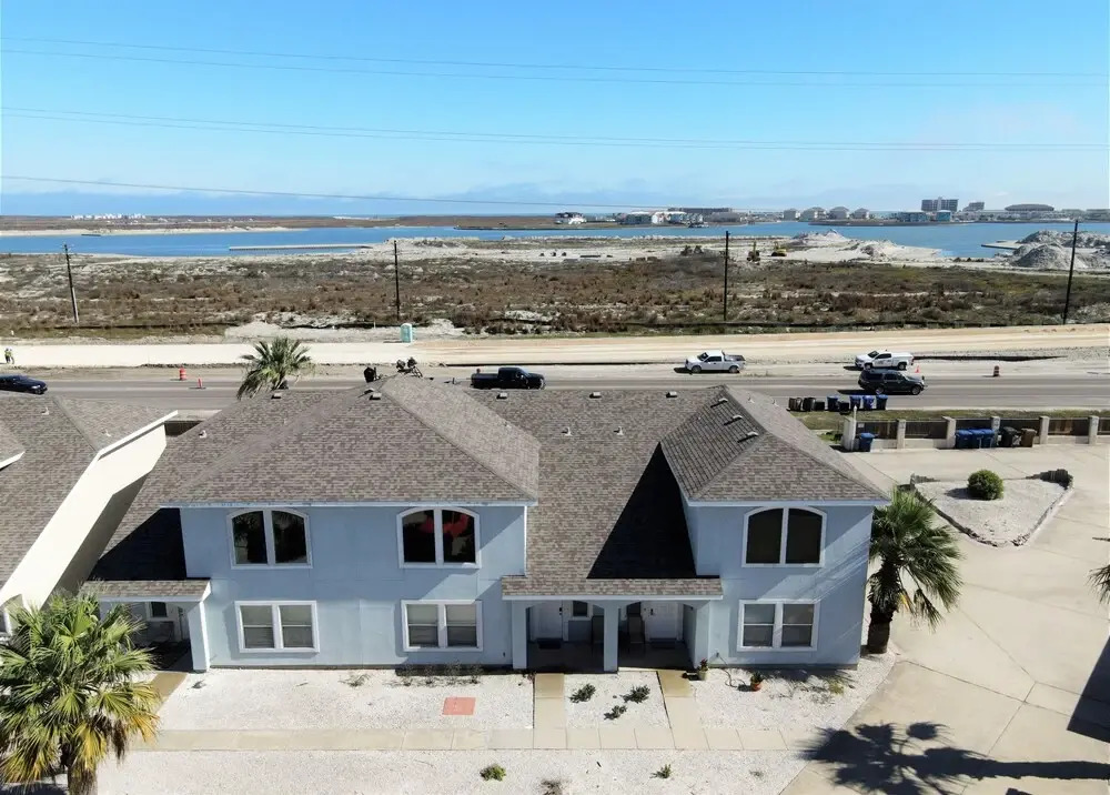 New Owner! 3 Bed, 2.5 Bath Townhouse, Close To Whitecap Beach 3 Bedroom Townhouse by Redawning