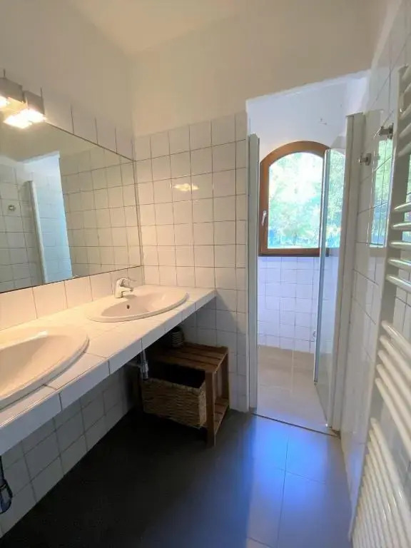 Belle villa traditionnelle vue mer avec piscine à 1,5 km de la plage de Pinarello