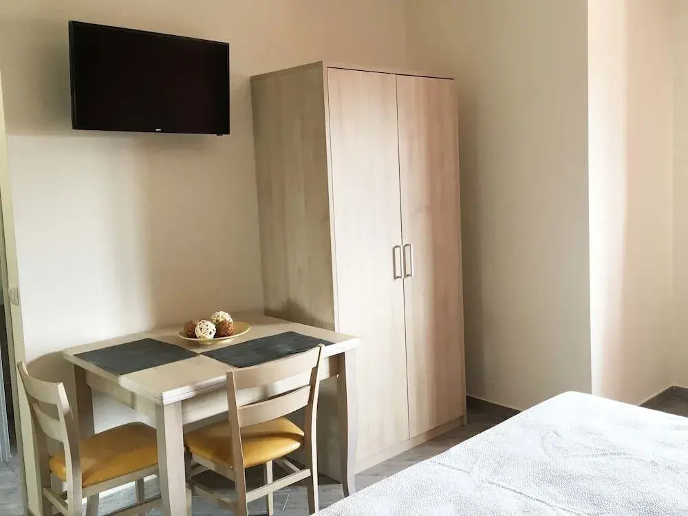 LESSENZIAL LIVING