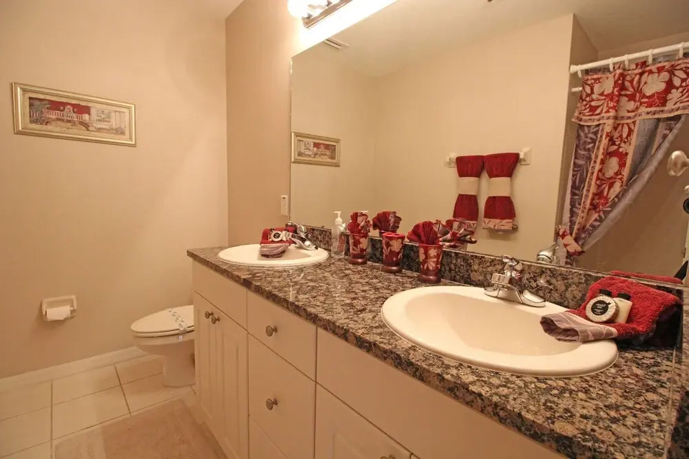 Golf , Walk To The Course 3 Bedroom Condo by RedAwning