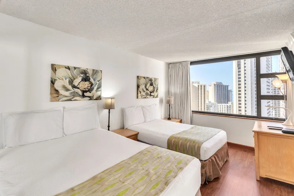 19th Floor Condo with Lanai & Sea Views - FREE Parking!