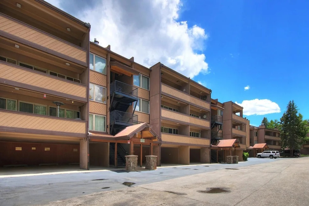 The Lift C11 1 Bedroom Condo by RedAwning