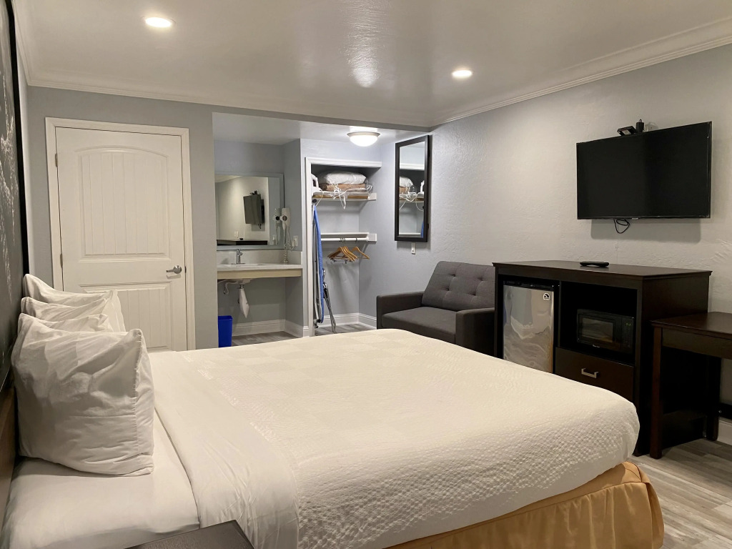 Aura Inn Monterey