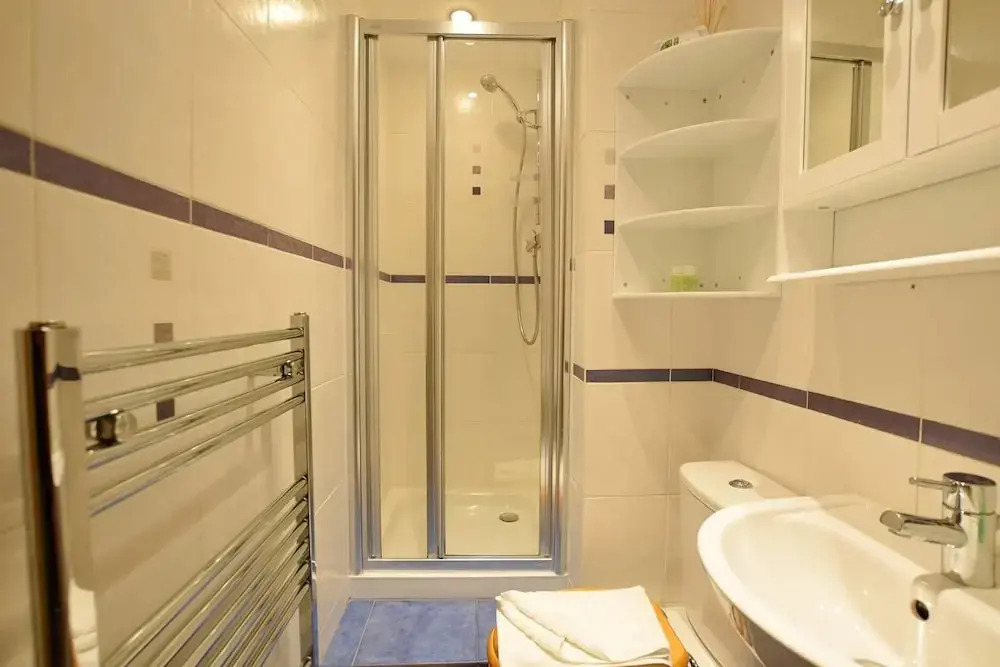 JOIVY Gorgeous Two Bedroom Apartment With Castle Views