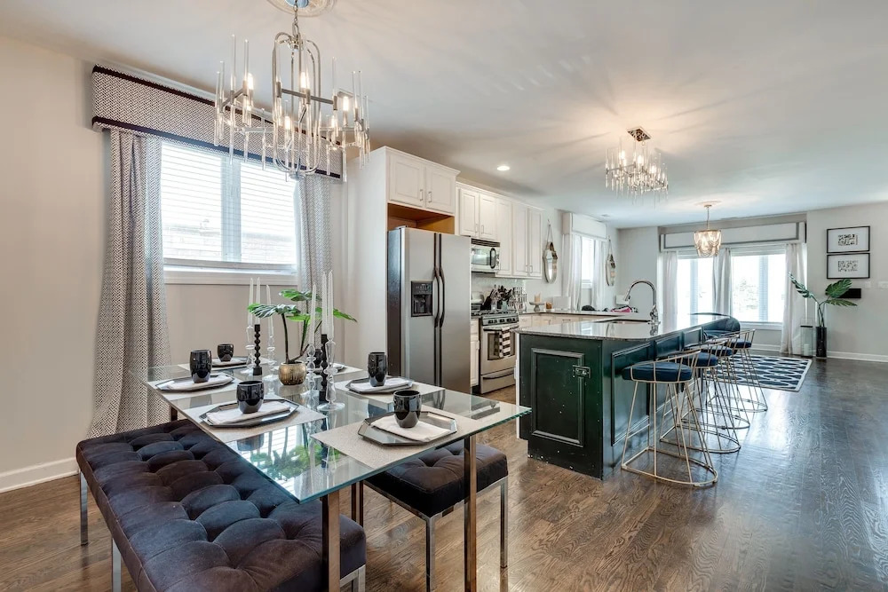 3 BR 3 BTH - UIC, Med Dist & Down Town + Garage by AllSet Turnover