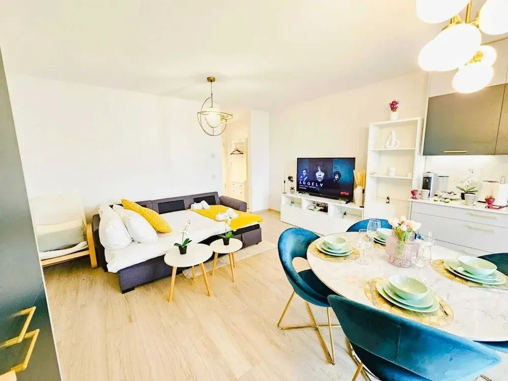 Central 2BR Flat w terrace&parking