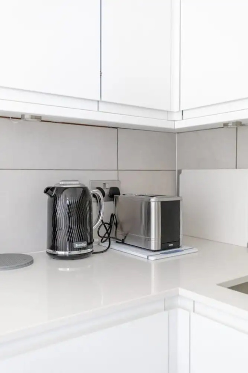 Beautifully Presented 2BD Flat W/patio- Kensington
