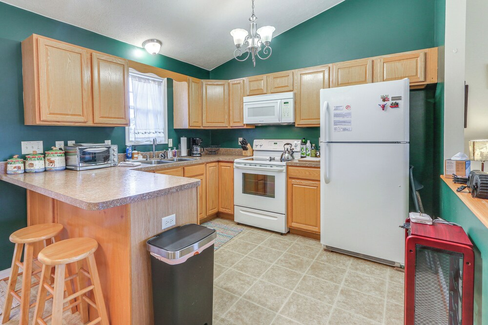 Charming Shenandoah Retreat w/ Deck & Grill!