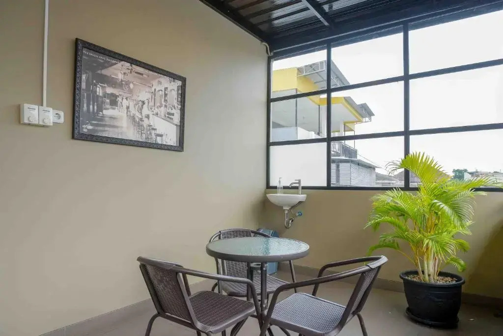 Sans Hotel Empress Simpang Lima