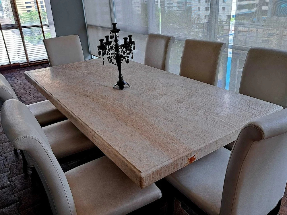2A - 2 Bedroom Downtown Apartment With Shared Pool