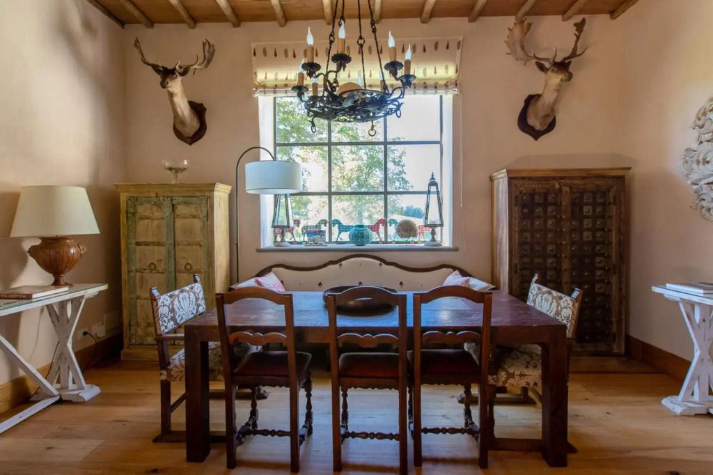From the moment you enter the gates of the majestic driveway to the villa until you arrive at this b-La Colonica