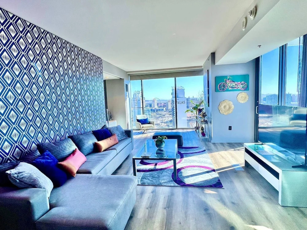 Full Strip Views - Open Balconies - Free Parking Jacuzzi Tub - High Floor