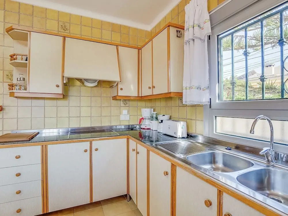 Spacious House in Quiet Residential Area With Private Pool, Terraces and BBQ