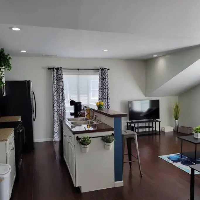 Modern 1 Bdrm Carriage House- Minutes To Downtown