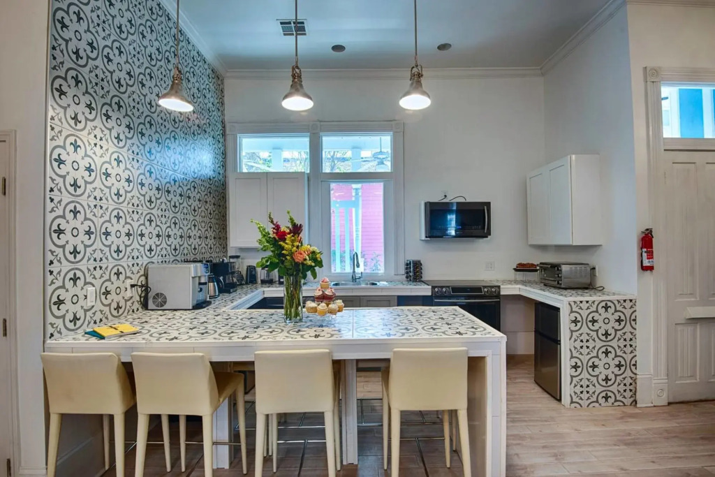 Best Location 5BR Next to French Quarter Book NOW!