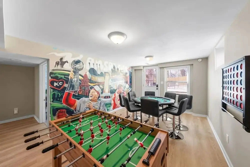 564 Massive 5 Bedroom With hot tub Close to Plaza