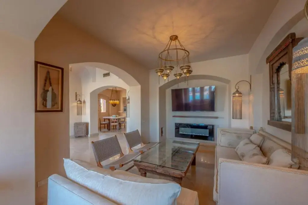 Chic 3BR Villa West Golf with Pool, Lagoon View & Guest House