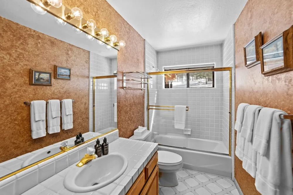 4 Bedroom Home with Hot Tubnd Ski Access by RedAwning