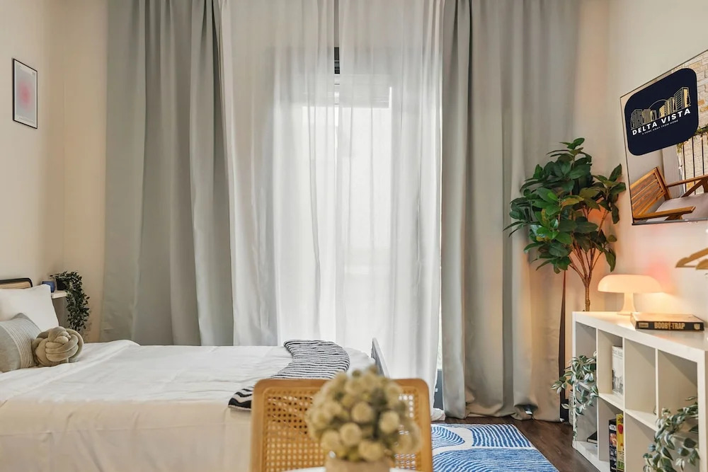 12min Downtown 6min Domain Pool Free Parking