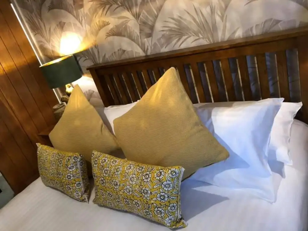 The Wheatsheaf Pub, Kitchen & Rooms