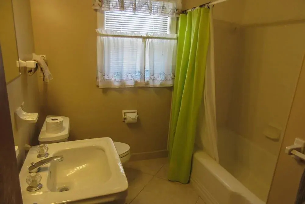 Mid-island Beach House 2 Bedrooms 2 Bathrooms Home