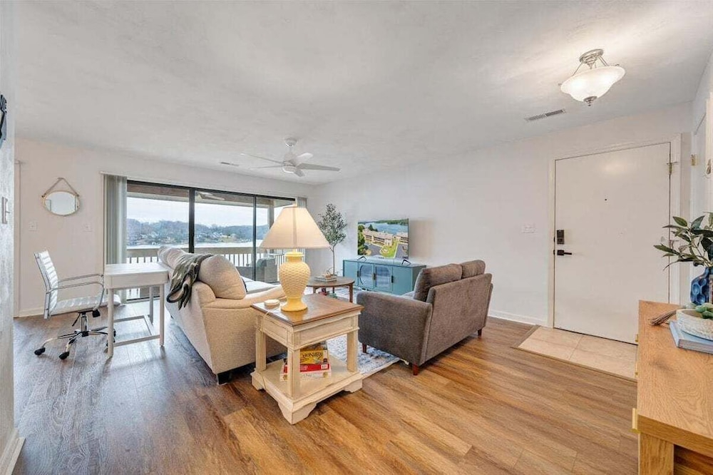 Lake Vibes - Pet Friendly Lakefront Condo!
