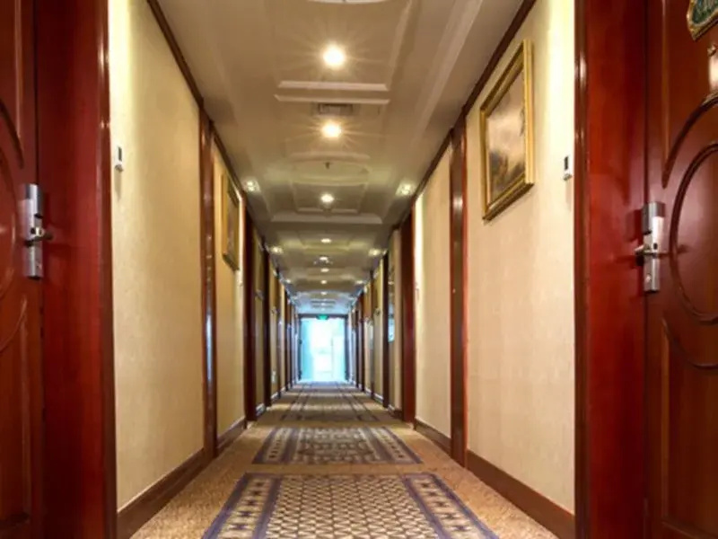 Vienna International Hotel (Shenzhen Shuanglong Subway Station)