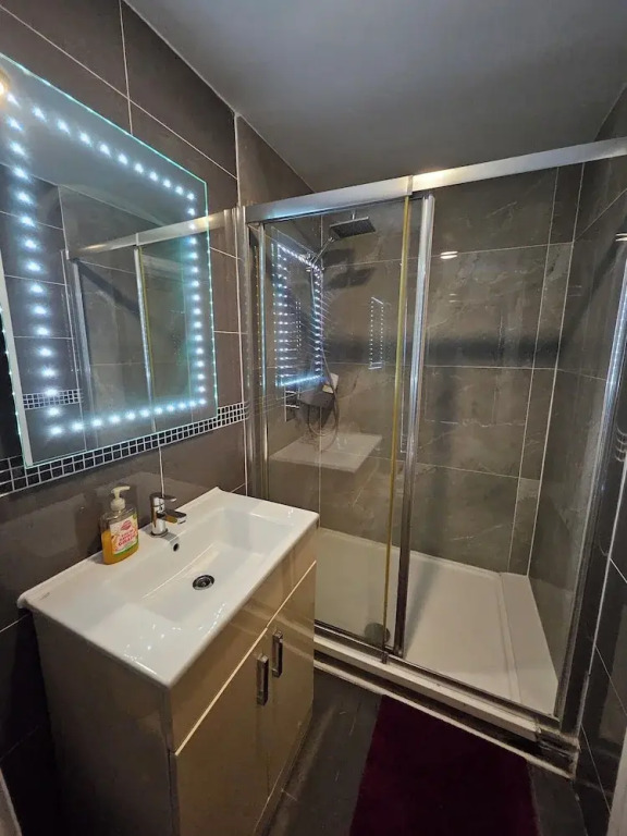 SnoozeDen Westmead – Windsor Castle & Legoland