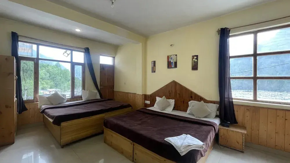 Singh Saab Rooms & Cafe