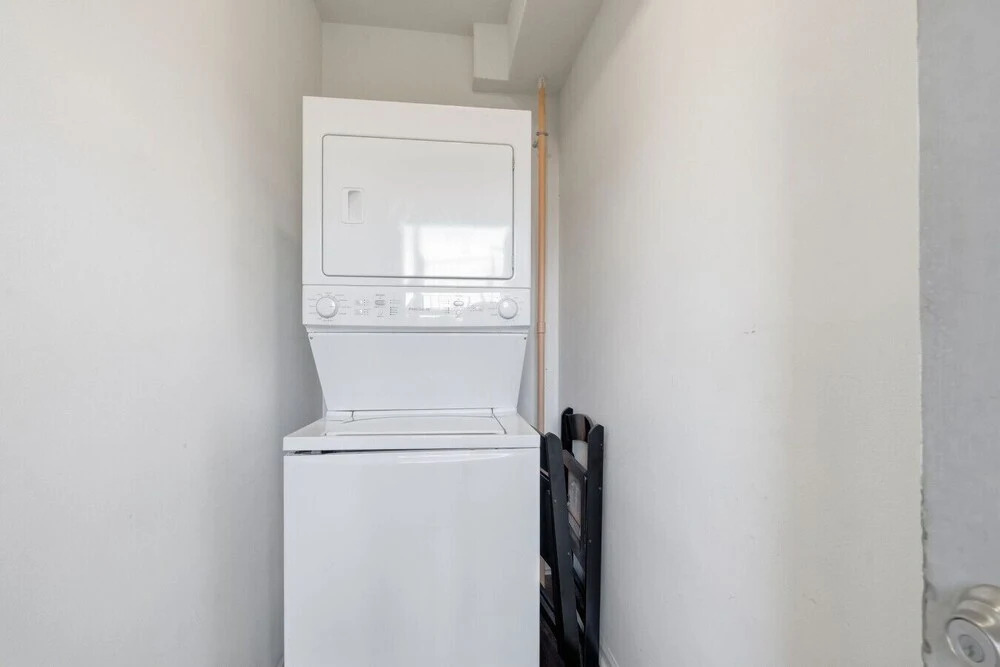 Central 3BR Apt Minutes to Downtown Parking