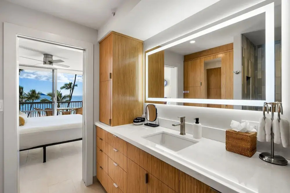 Mana Kai 304 - Renovated Oceanfront 2br/2ba Condo, Split AC, Beach Access, Views