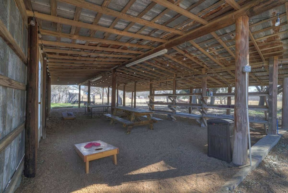 Olive St Ranch With Hottub-grill and Party Barn
