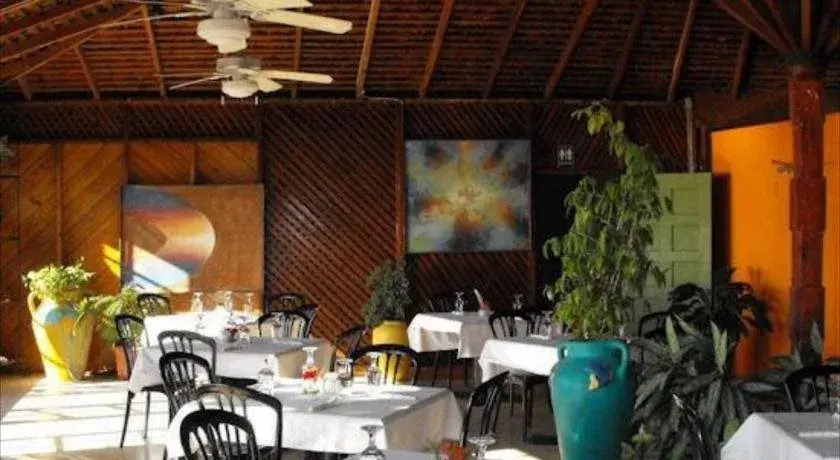 Bar-B-Barn Beach Hotel