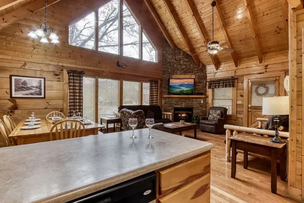 ERN819 - Mountain Majesty - Great Location! Close to All the Action! cabin
