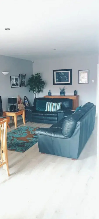 Bangor - 2 Bed Apartment- Sleeps 4 -privateparking