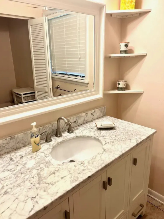 Top Floor Private Villa Close to Everything Amenity Cards Available 1819