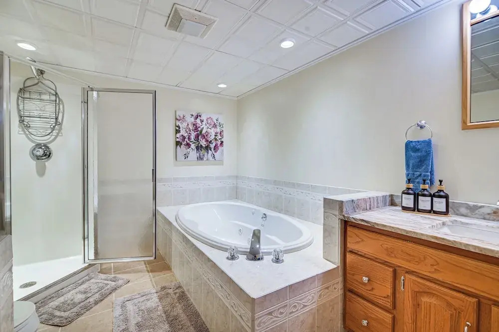 Family Ski Getaway w/ Hot Tub, Near Cranmore!