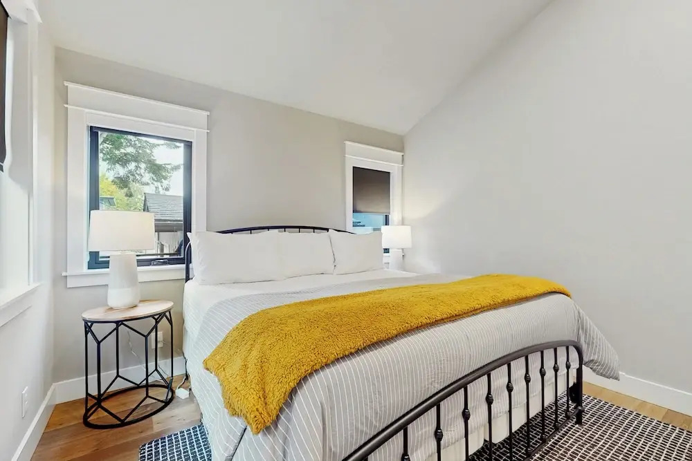 1 BR Home w/ Gas Fireplace & Puget Sound Views