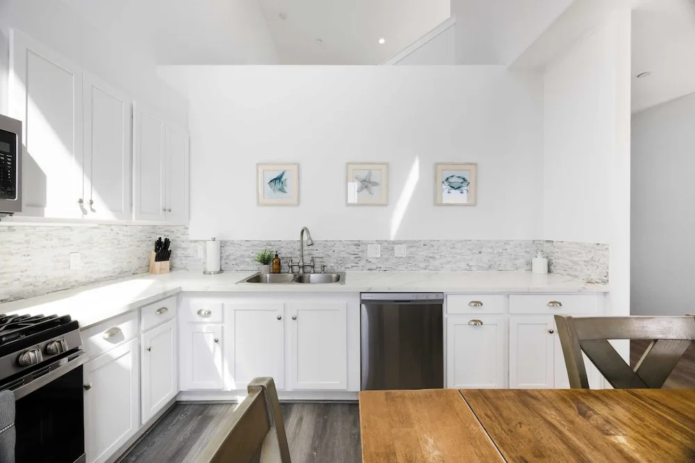 Oceanfront 2BR + Rooftop Deck, & Beach Access Strand Way B