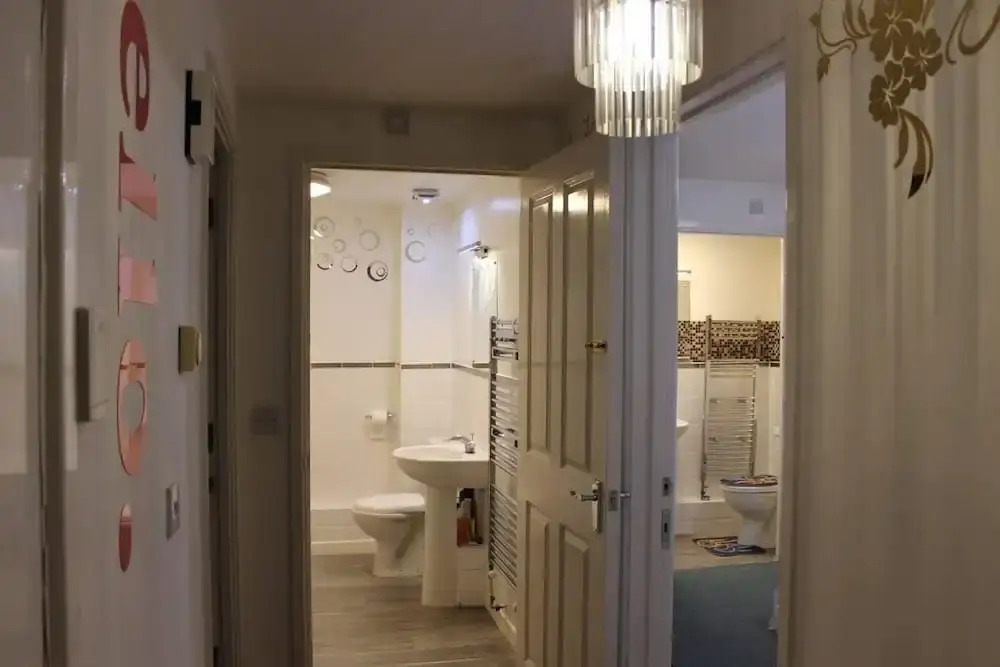 London - 2 Bed Flat - Sleeps 4 - Parking - Wifi