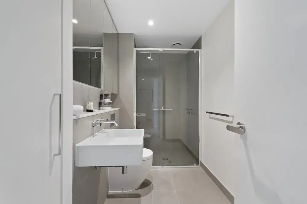 Sophisticated 2-bed With Bay Views & Amenities