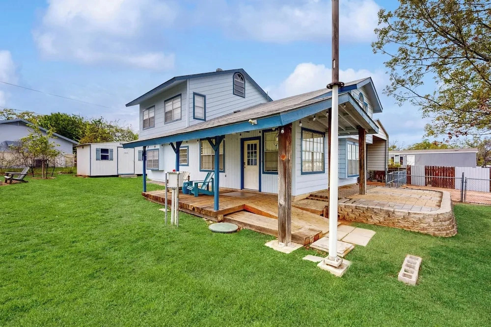 3BR Nautical Home w/ Paddleboard, Walk to Lake
