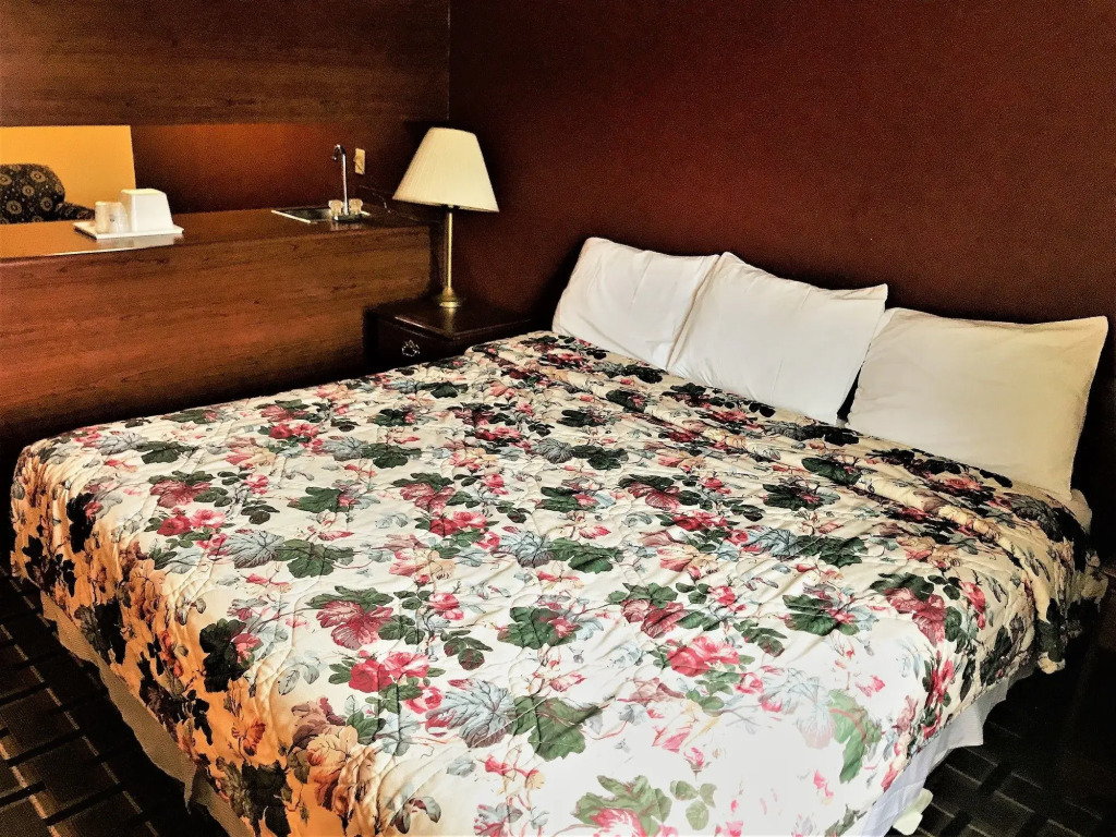 HomeTown Inn & Suites
