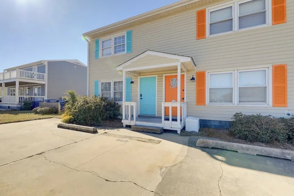 1/2 Mi to Atlantic Beach: Townhome w/ Balcony!