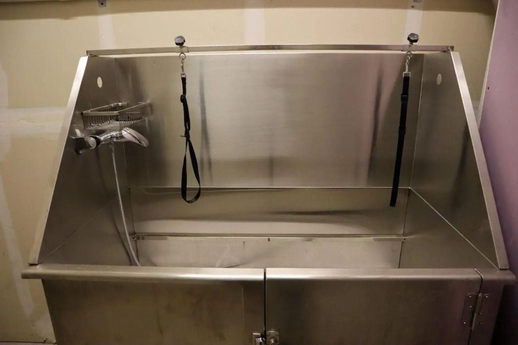Deep Cleaned Modern 2BR Apt Downtown Location